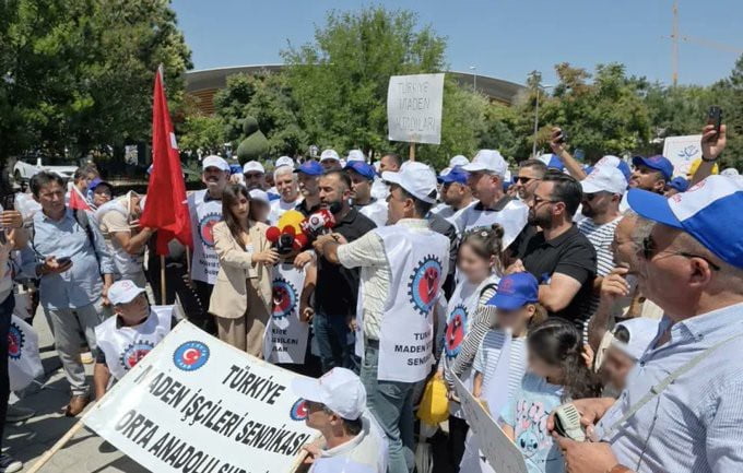 HAK EDİŞ ÖDEMELERİNİ ALAMADIKLARINI BELİRTEN DORUK MADENCİLİK İŞÇİLERİ, ŞİRKET ÖNÜNDE...