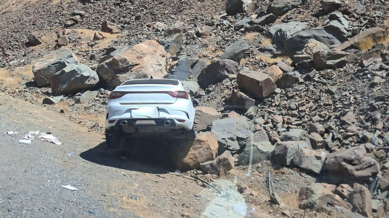 HAKKARİ-ÇUKURCA KARAYOLUNDA MEYDANA GELEN TRAFİK KAZASINDA AYNI AİLEDEN 3 KİŞİ YARALANDI.