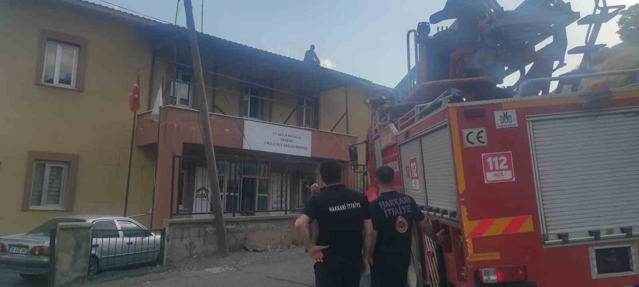 HAKKARİ’DE BİR BİNANIN ÇATISINDA ONARIM ÇALIŞMASI YAPARKEN MAHSUR KALAN İŞÇİ, İTFAİYE EKİPLERİNİN...