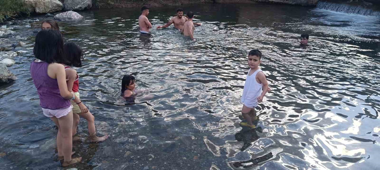 HAKKARİ’DE ETKİLİ OLAN SICAK HAVA NEDENİYLE KENT MERKEZİNDE BUNALAN VATANDAŞLAR, SERİNLEMEK İÇİN...