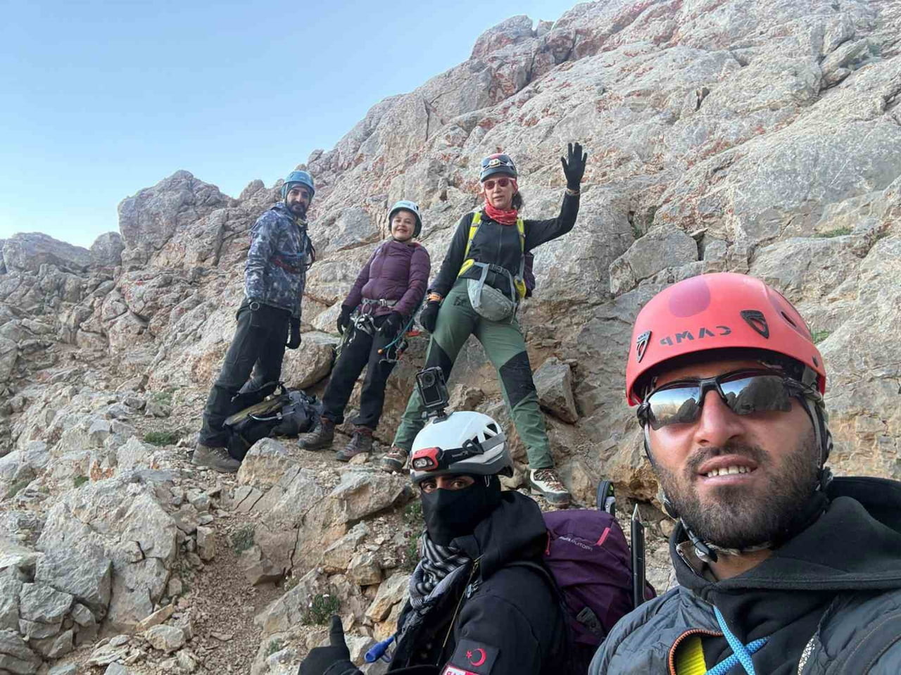 HAKKARİ MERKEZ İLÇEYE BAĞLI 4 BİN 123 METRE YÜKSEKLİKTEKİ SİPA DURİK ZİRVESİNE İKİ REHBER...