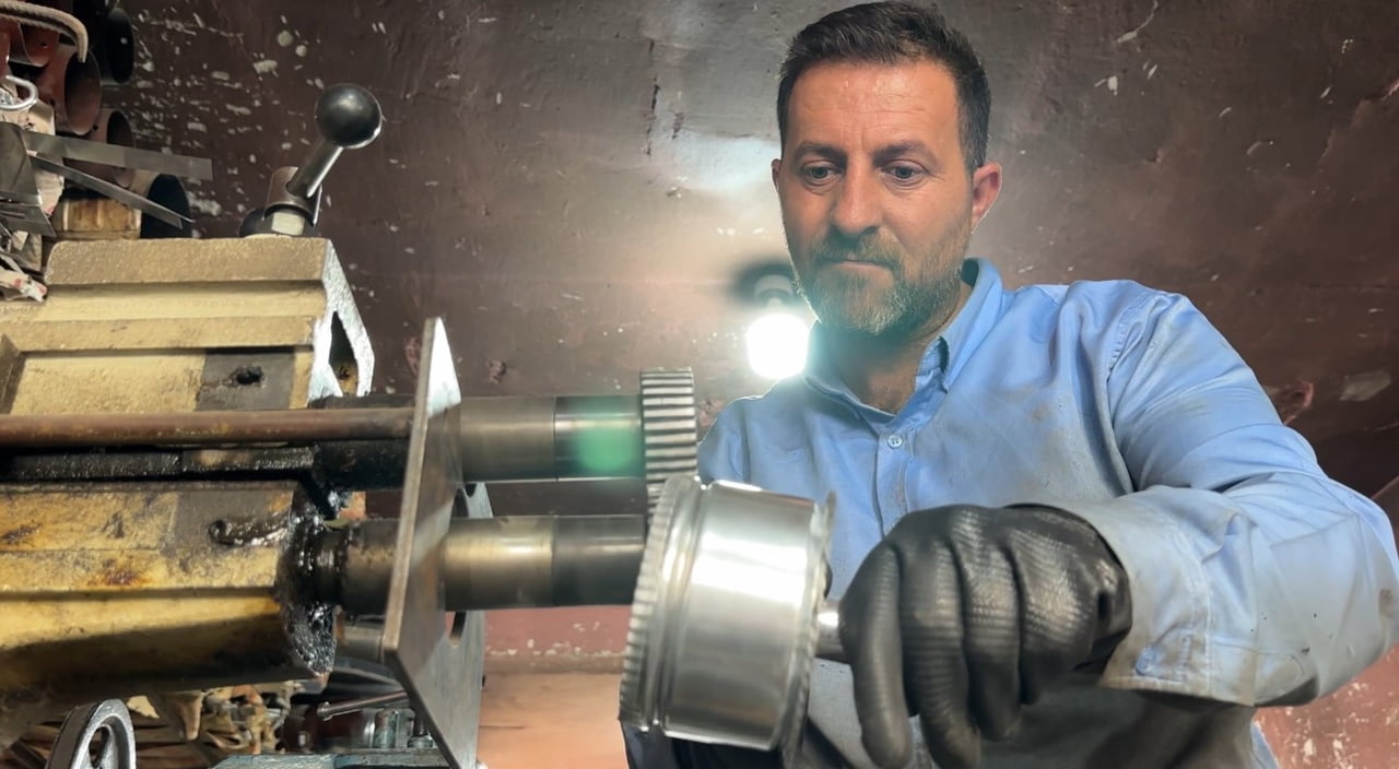 HAKKARİ’NİN YÜKSEKOVA İLÇESİNDE TÜM TEKNOLOJİK İMKAN VE ALETLERE RAĞMEN SOBACILIK MESLEĞİ...