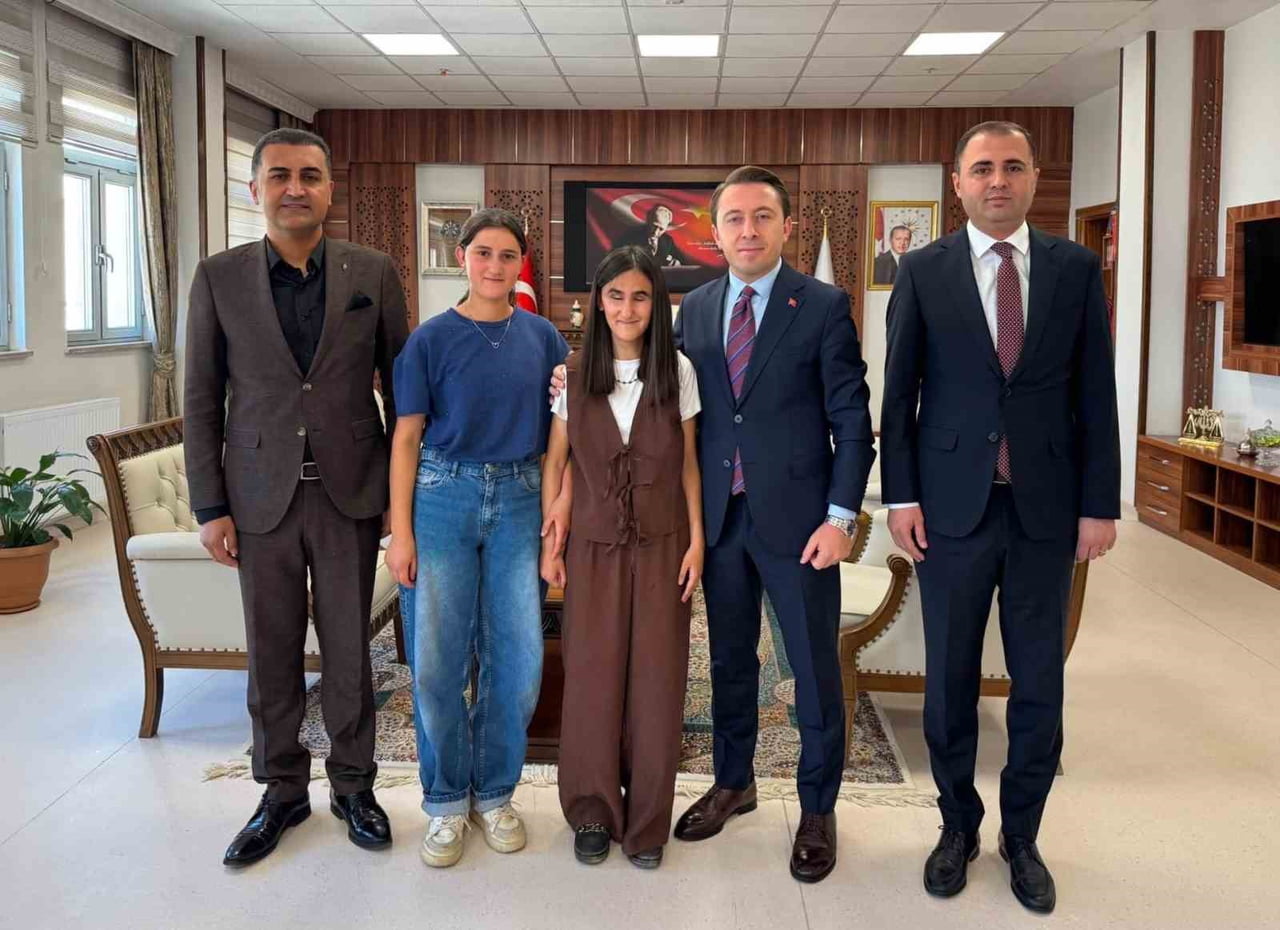 HAKKARİ’NİN YÜKSEKOVA KAYMAKAMI VOLKAN HÜLÜR, DOĞUŞTAN GÖRME ENGELLİ OLAN VE YÜKSEKÖĞRETİM...