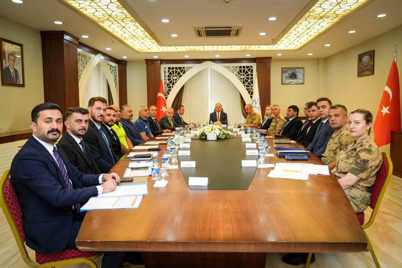 HAKKÂRİ VALİSİ İBRAHİM TAŞYAPAN BAŞKANLIĞINDA DÜZENLENEN ASAYİŞ TOPLANTISI'NDA, İL GENELİNDE...