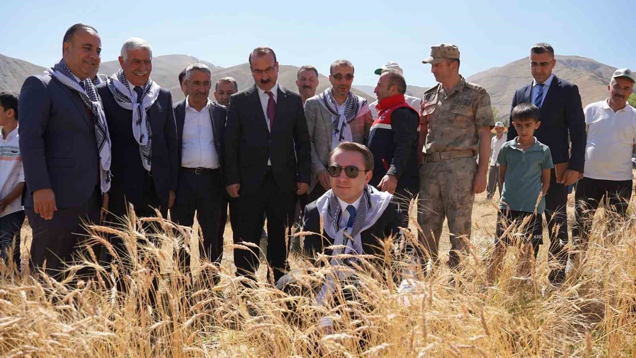 HAKKARİ YÜKSEKOVA KAYMAKAMI VOLKAN HÜLÜR, BÜYÜKÇİFTLİK BELDESİNDE ÇİFTÇİLERİN ALIN TERİYLE...