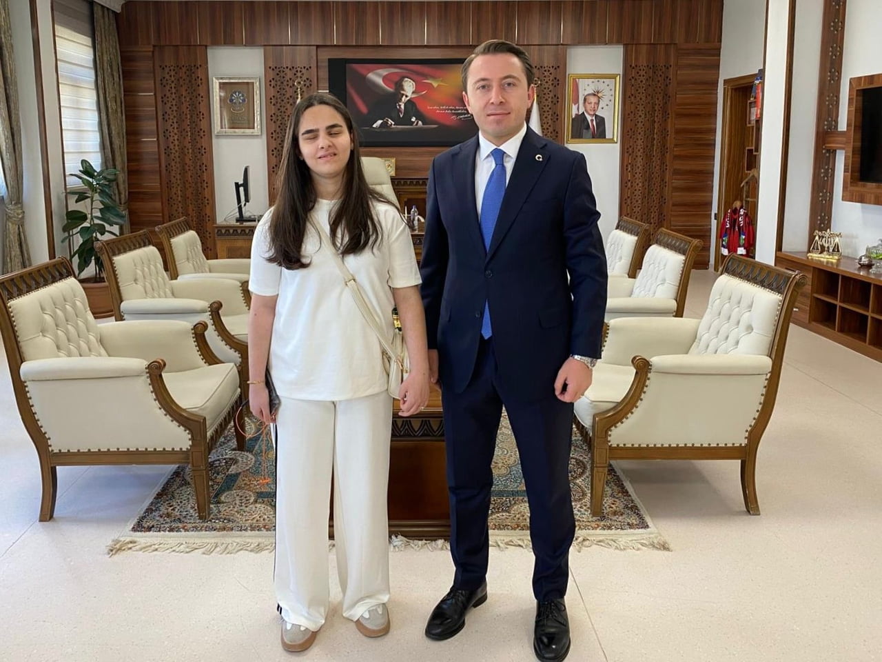 HAKKARİ YÜKSEKOVA KAYMAKAMI VOLKAN HÜLÜR, DOĞUŞTAN GÖRME ENGELLİ BEYZA ZELAL KARAY’I MAKAMINDA...