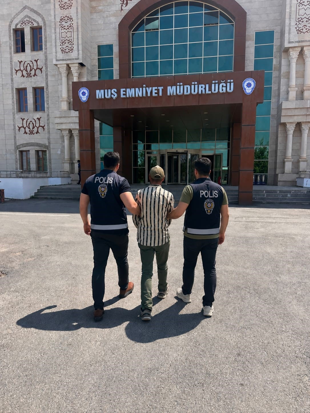HAKKINDA KESİNLEŞMİŞ HAPİS CEZASI BULUNAN BİR ŞAHIS YAKALANARAK CEZAEVİNE TESLİM EDİLDİ.