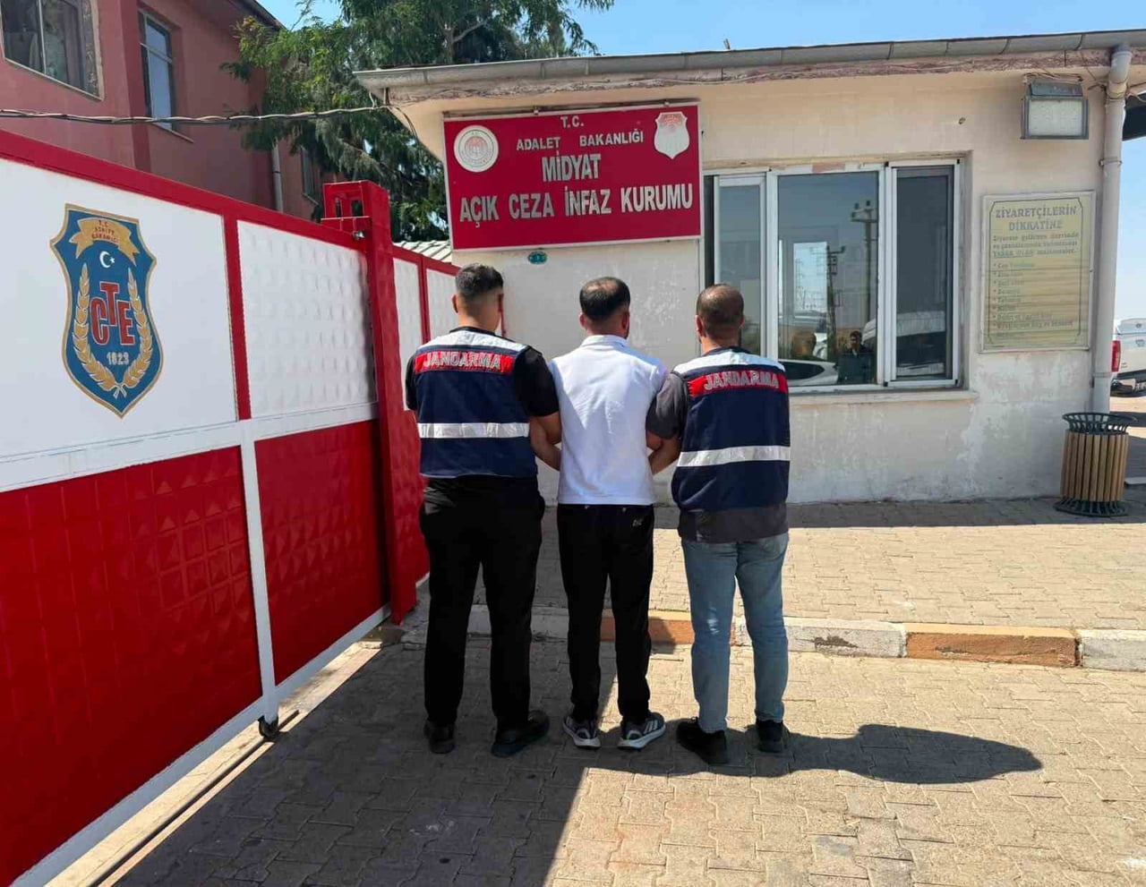 HAKLARINDA KESİNLEŞMİŞ HAPİS CEZASI BULUNAN 65 HÜKÜMLÜ YAKALANARAK CEZAEVİNE TESLİM...