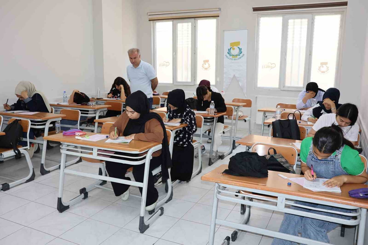 HALİLİYE BELEDİYESİ GENÇLERİ GELECEĞE HAZIRLADI: 95 ÖĞRENCİ ÜNİVERSİTELİ OLDU