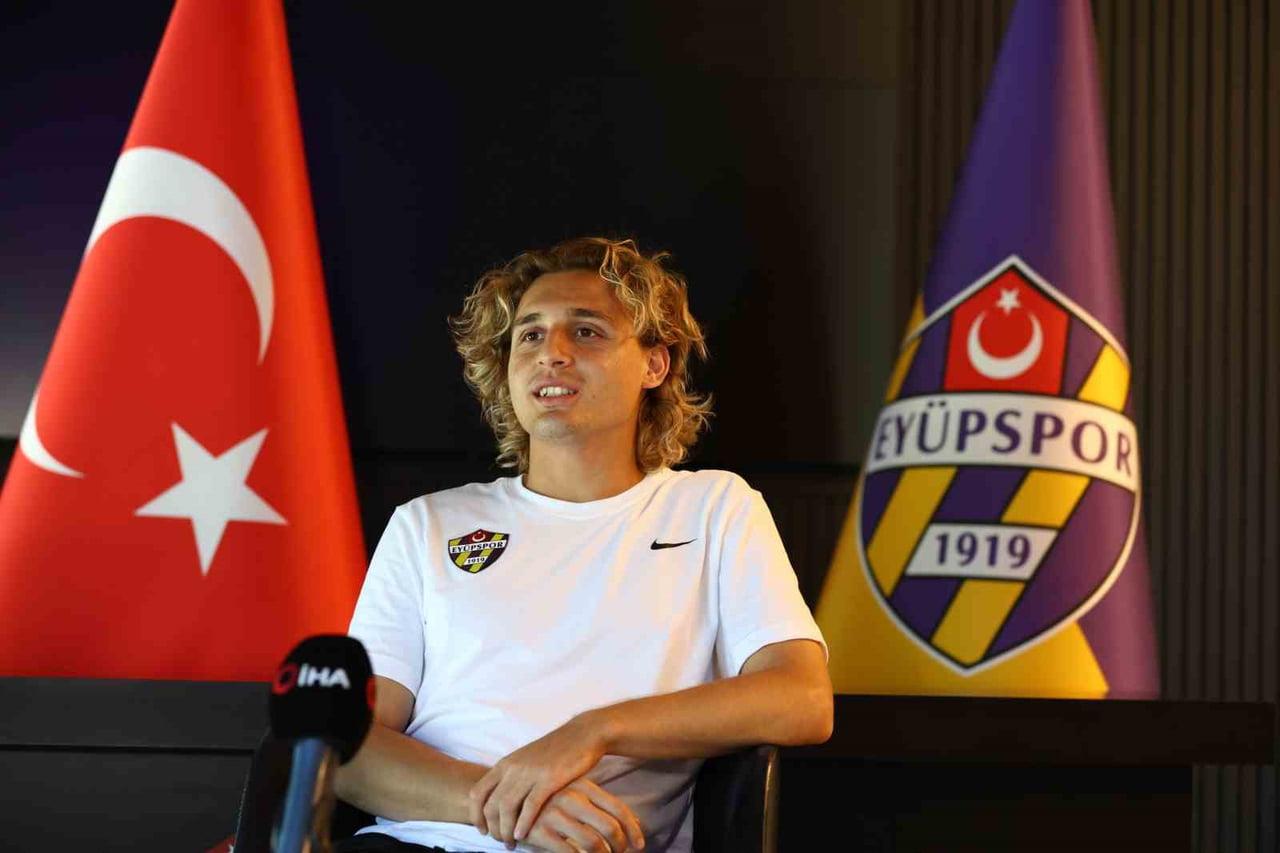 HAMZA AKMAN, İHA MUHABİRİNE DEĞERLENDİRMELERDE BULUNDU.