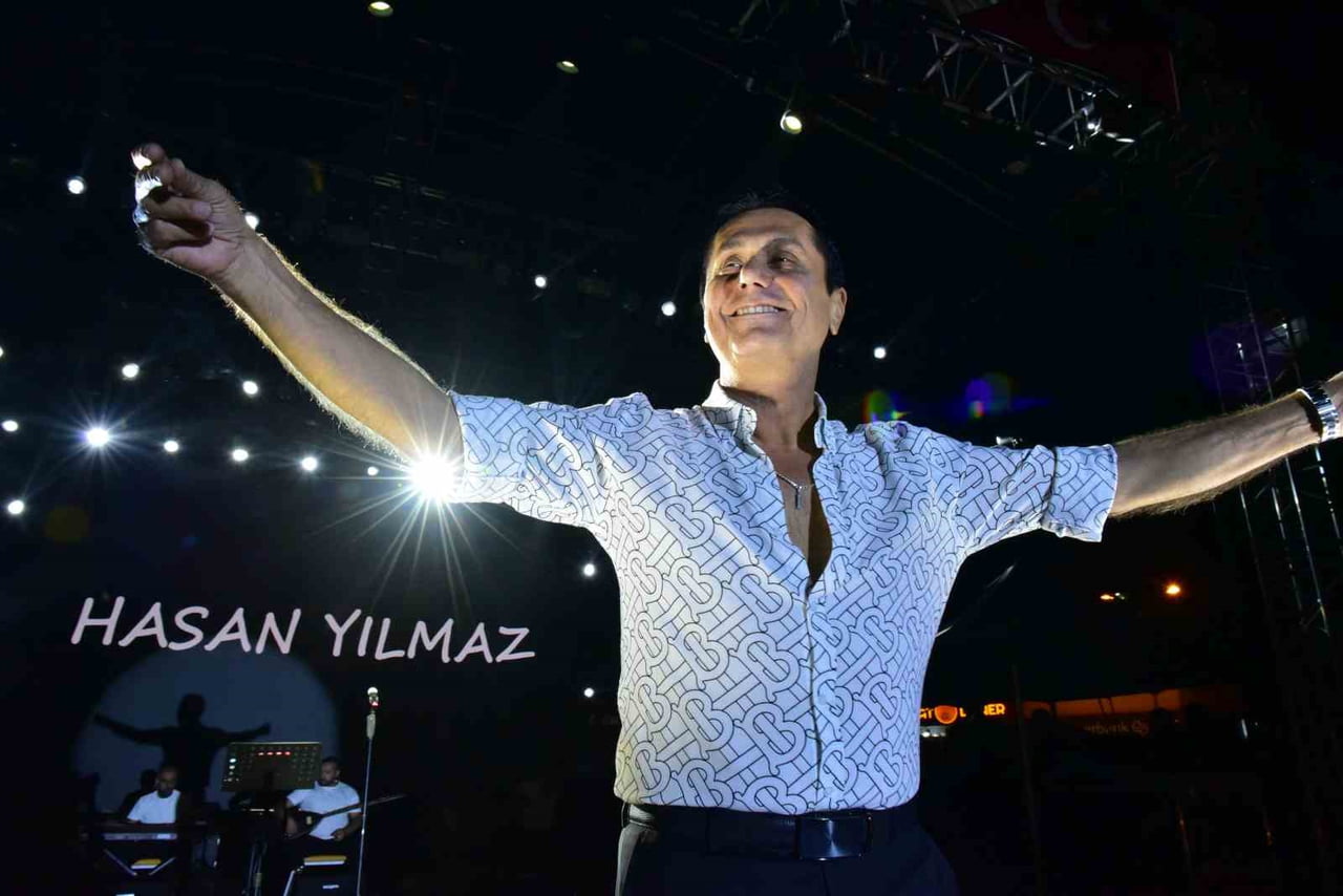 HASAN YILMAZ, KONSERDE SAHNE ALDI.