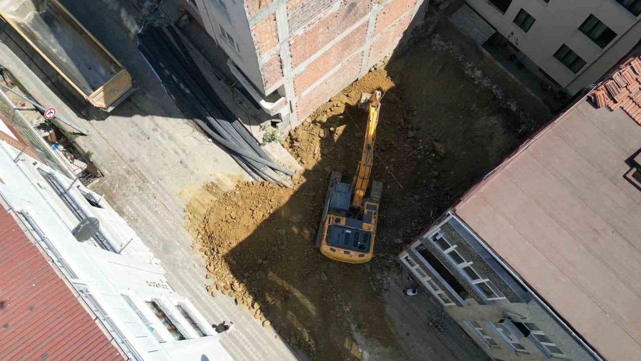 HASAR GÖREN BİNANIN TEMEL KISMI TOPRAK İLE DOLDURULDU