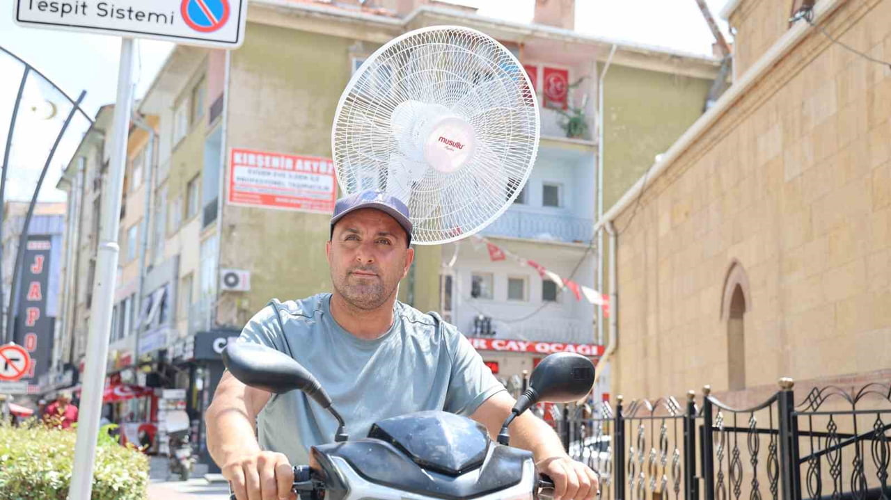 HAŞİM SATI, SICAK HAVALARA KARŞI ELEKTRİKLİ MOTORUNA YERLEŞTİRDİĞİ VANTİLATÖRLE KENDİNCE ÇÖZÜM...