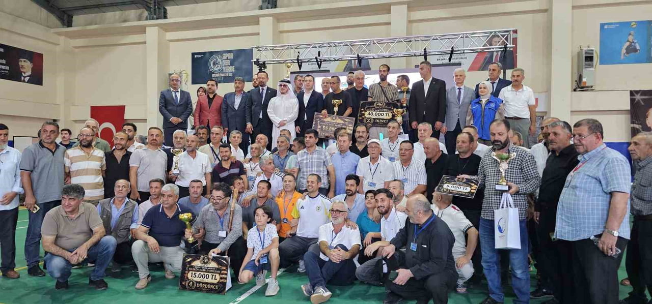 HASKÖY GENÇLİK VE SPOR İLÇE MÜDÜRLÜĞÜ SPOR SALONU'NDA DÜZENLENEN ÖDÜL TÖRENİNE MUŞ VALİSİ AVNİ...