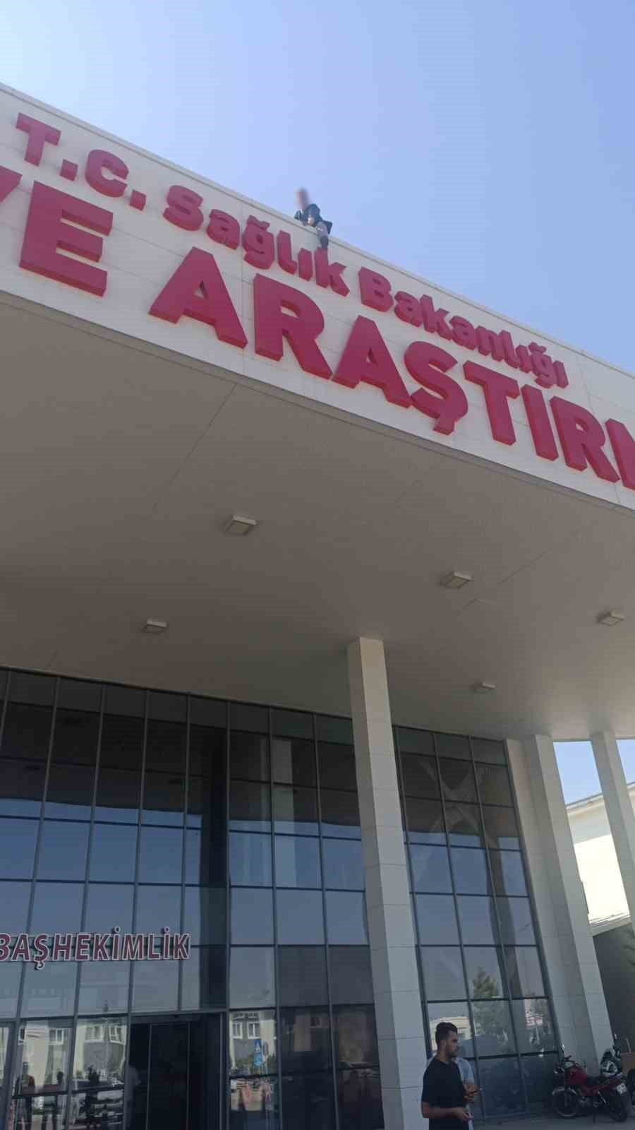 HATAY'DA AKLİ DENGESİ YERİNDE OLMAYAN ŞAHIS, HASTANENİN ÇATISINA ÇIKARAK GAZETECİLERİN GELMESİNİ...