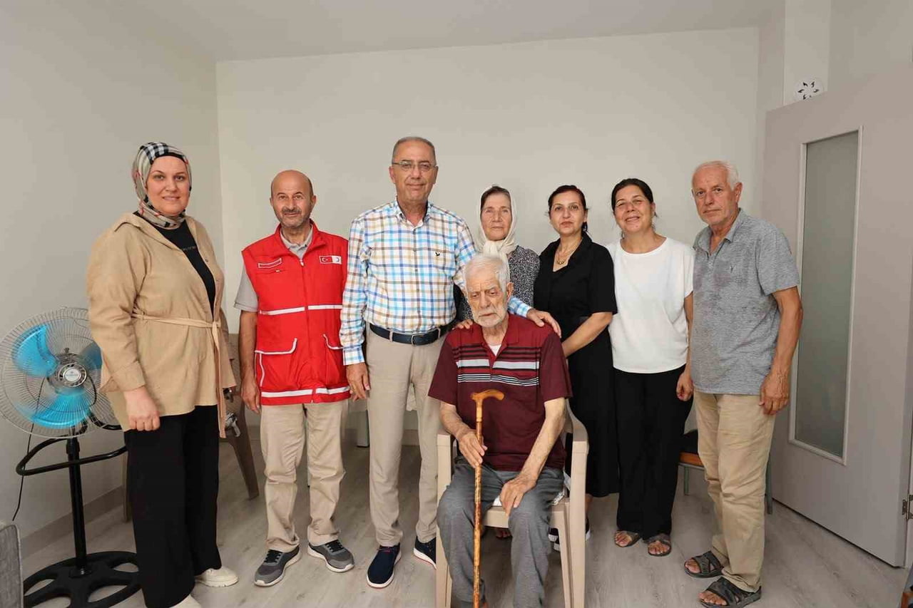 HATAY'DA ANTAKYA BELEDİYE BAŞKANI İBRAHİM NACİ YAPAR, ASRIN FELAKETİNDE YUVALARI YIKILAN VE...
