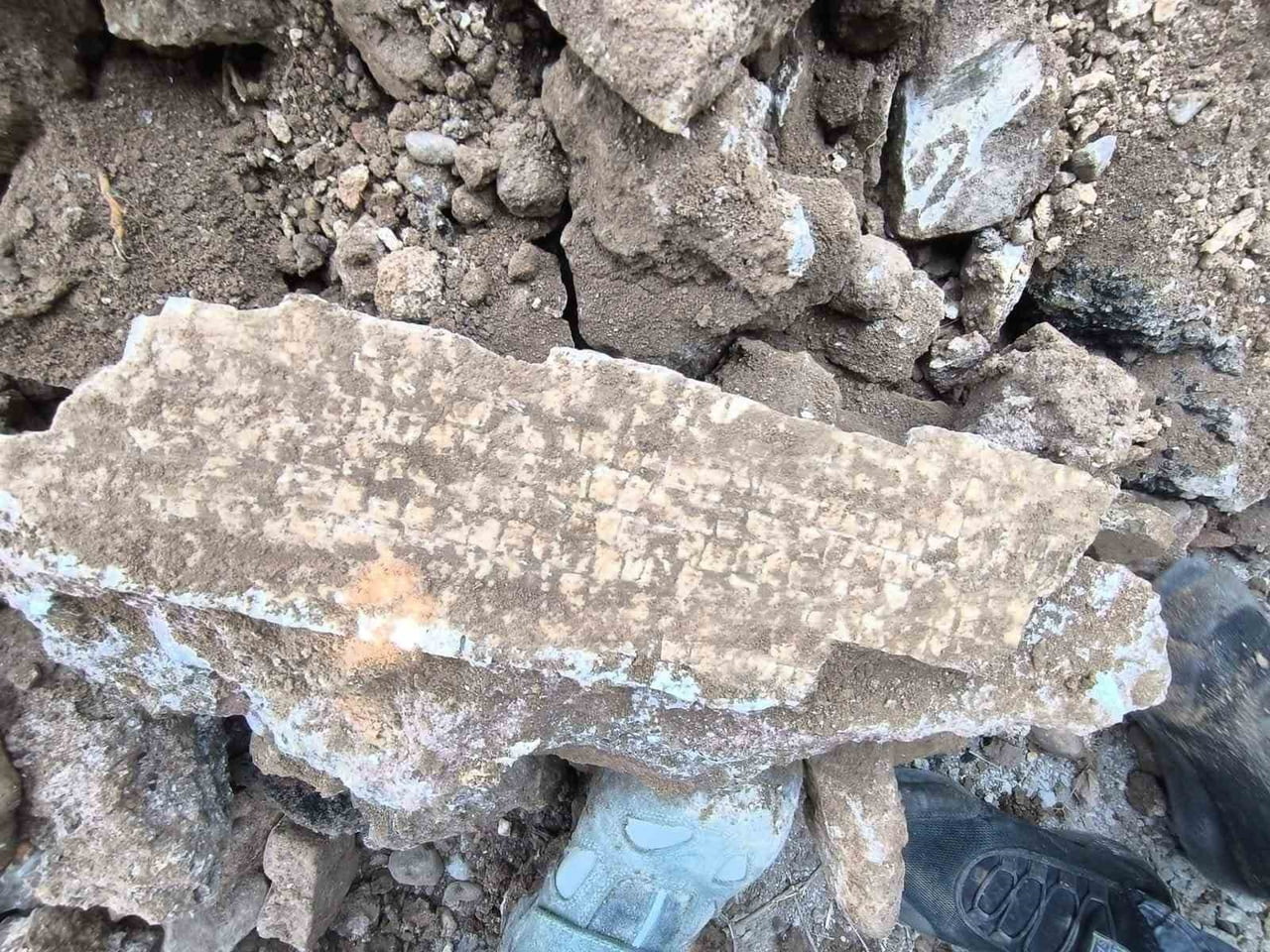 HATAY'DA EKİPLERİN KEPÇEYLE YÜRÜTTÜĞÜ ALT YAPI ÇALIŞMALARI ESNASINDA BİR BAHÇEDE MOZAİK BULUNTUSU...