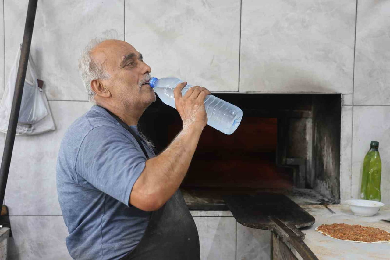 HATAY'DA ETKİSİNİ ARTIRAN KAVURUCU SICAKLARDA FIRINCI USTALARIN, FIRIN BAŞINDA KÜREK MESAİSİ...