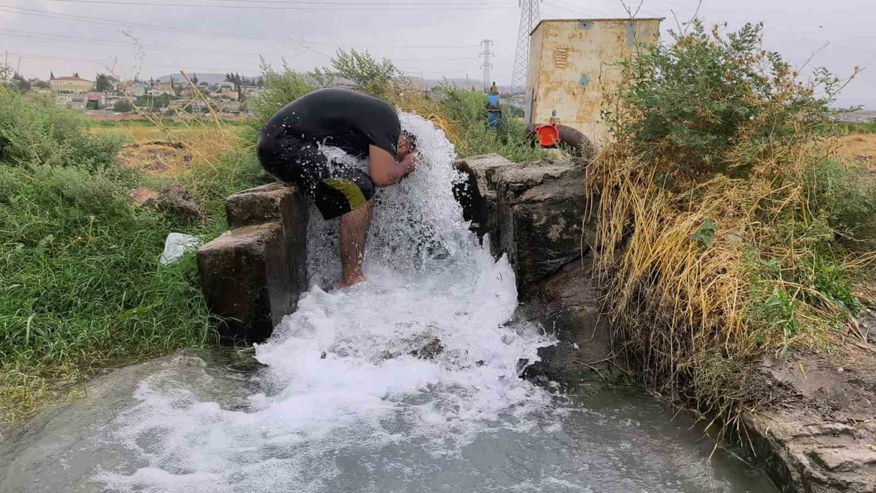 HATAY'DA KAVURUCU SICAKTA AHMET GÜLDEN, BUZ GİBİ SONDAJ SUYUNDA SERİNLEDİ