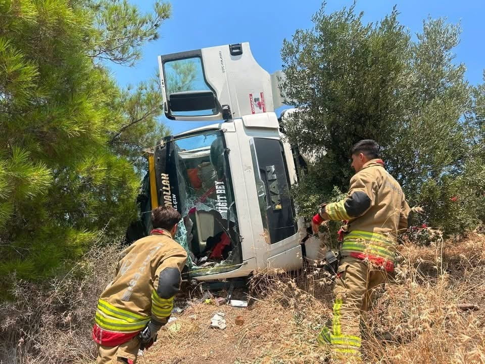 HATAY'DA KONTROLDEN ÇIKARAK DEVRİLEN KAMYONUN SÜRÜCÜSÜ YARALANDI.