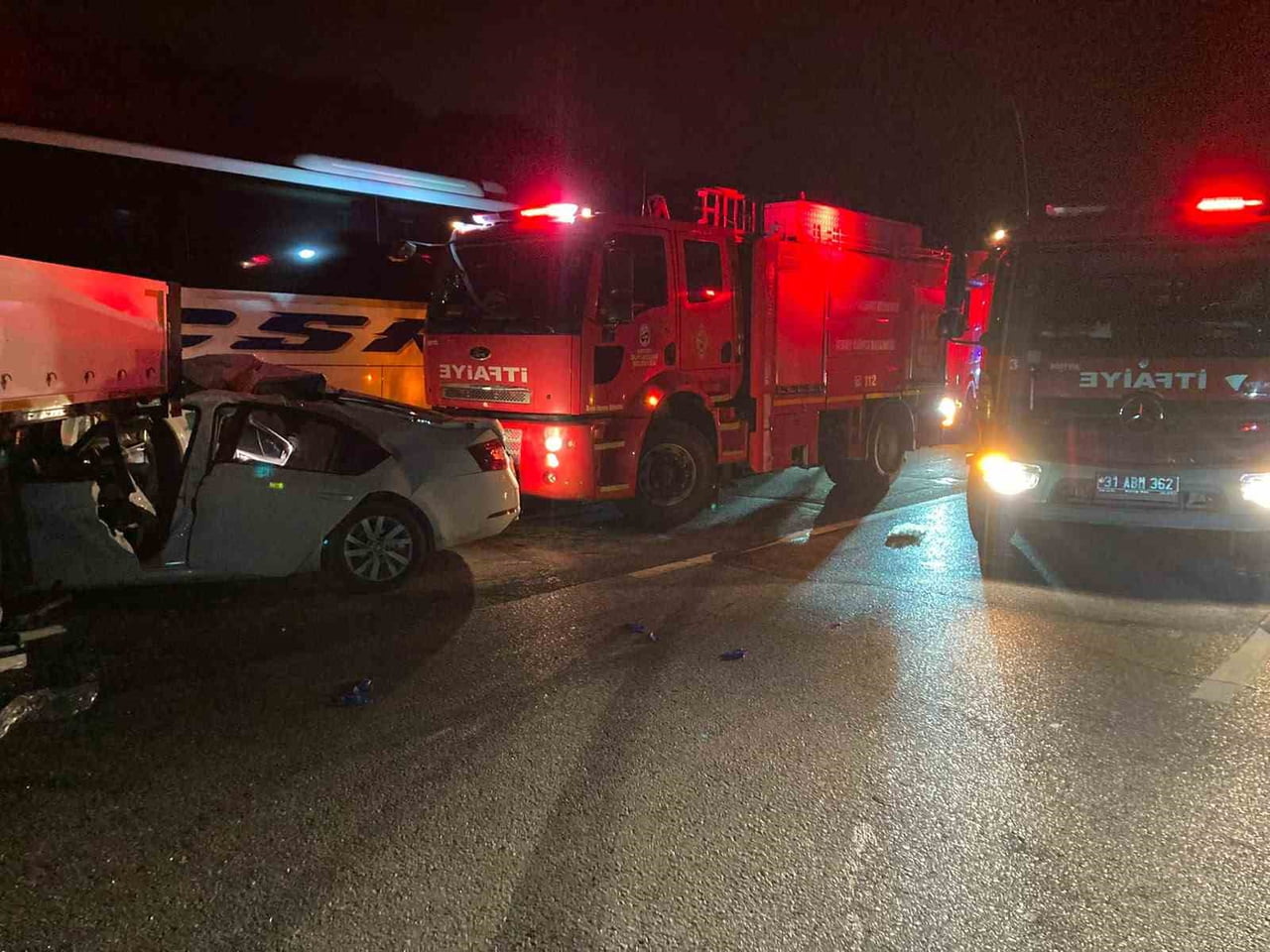 HATAY'DA OTOMOBİLİN VE YOLCU OTOBÜSÜNÜN, MAKASLAYAN TIRA ÇARPMASI SONUCU YAŞANAN KAZADA  ÖLÜ...