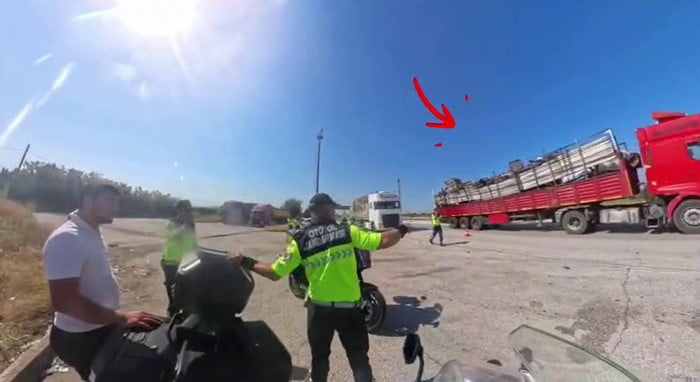 HATAY'DA OTOYOL ÜZERİNDE YOLA SAÇILACAK VE DÖKÜLECEK ŞEKİLDE YÜK TAŞIYAN TIR, DENETİM YAPAN...