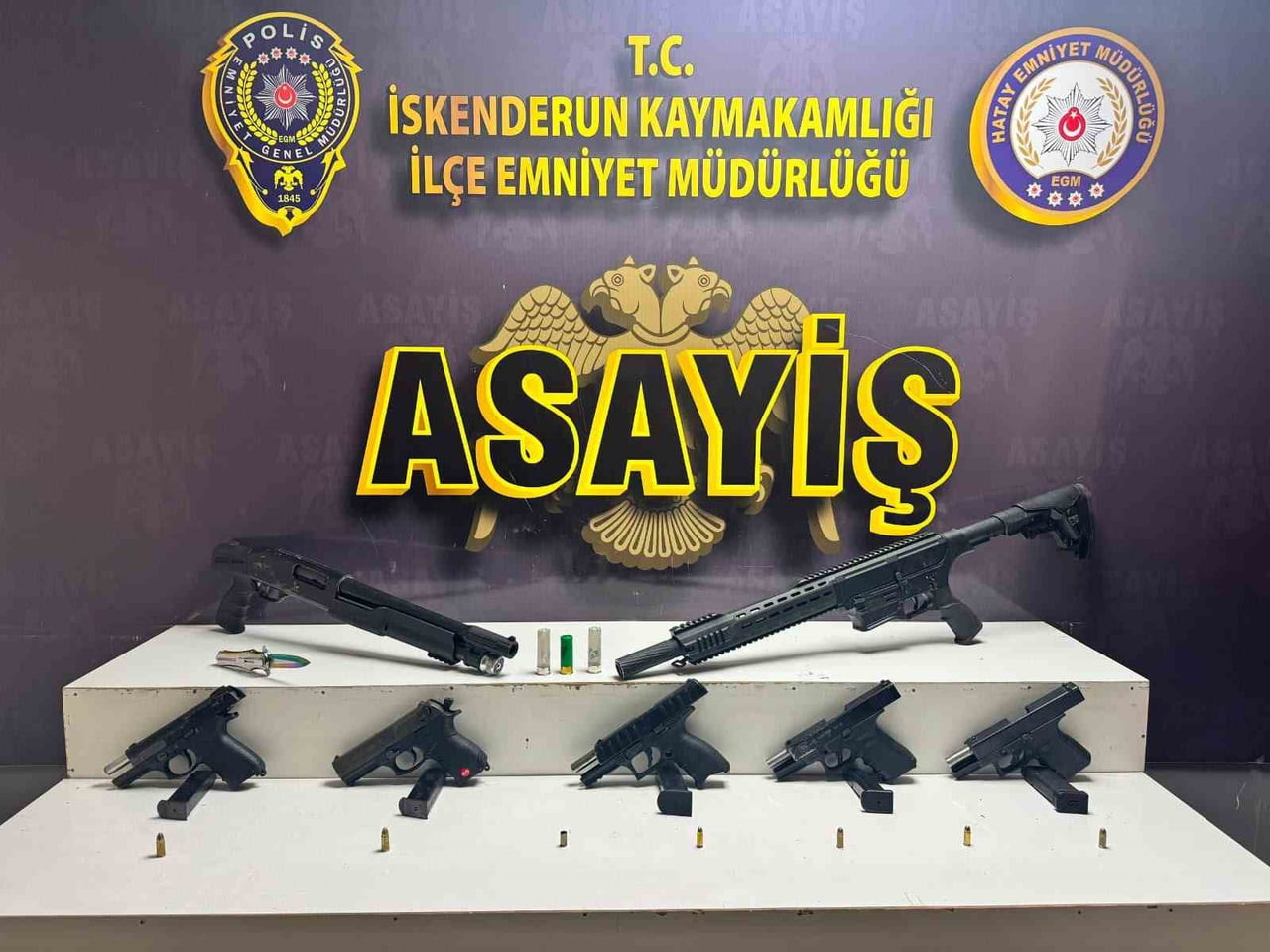 HATAY'DA POLİS EKİPLERİ TARAFINDAN EV VE ARAÇ KURŞUNLAYAN ŞAHISLARIN EVİNDE YAPILAN ARAMADA...
