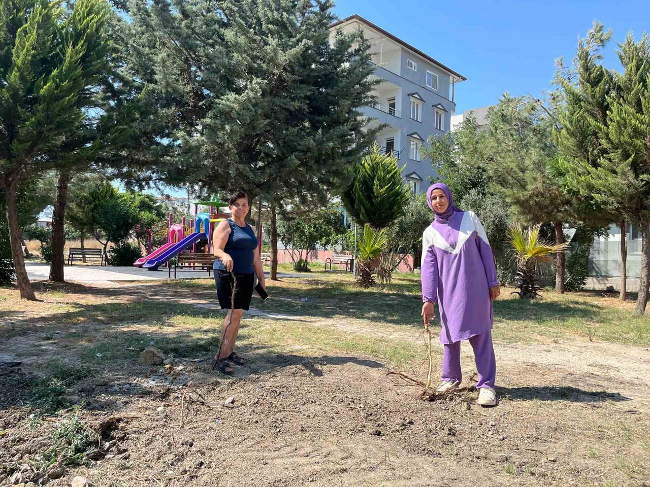 HATAY'DA TAZİYE EVİ YAPILACAĞI SÖYLENEREK DEFNE BELEDİYESİ EKİPLERİ TARAFINDAN PARK İÇERİSİNDEKİ...