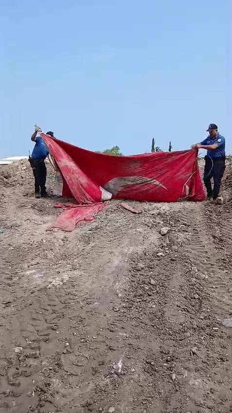 HATAY'DA VATANDAŞLAR TARAFINDAN SOSYAL MEDYADA TÜRK BAYRAĞININ MOLOZ YIĞINI ARASINDA KALARAK ZARAR...