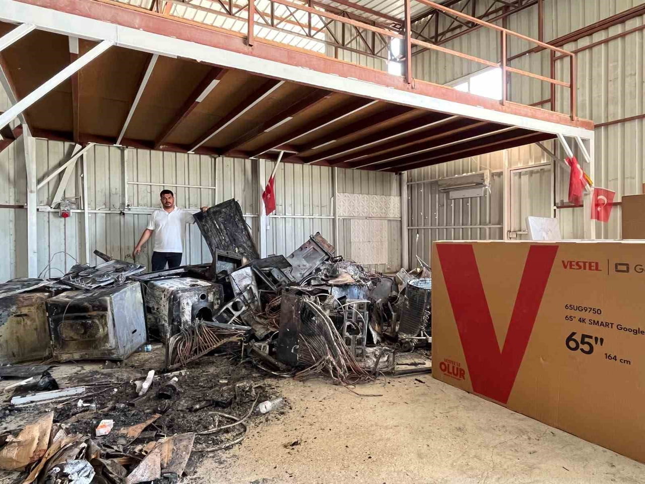 HATAY'DA VESTEL YETKİLİ SERVİSİNDE KURULUMA GİTMEYİ BEKLEYEN BEYAZ EŞYALAR İÇLERİNDE YER ALAN...