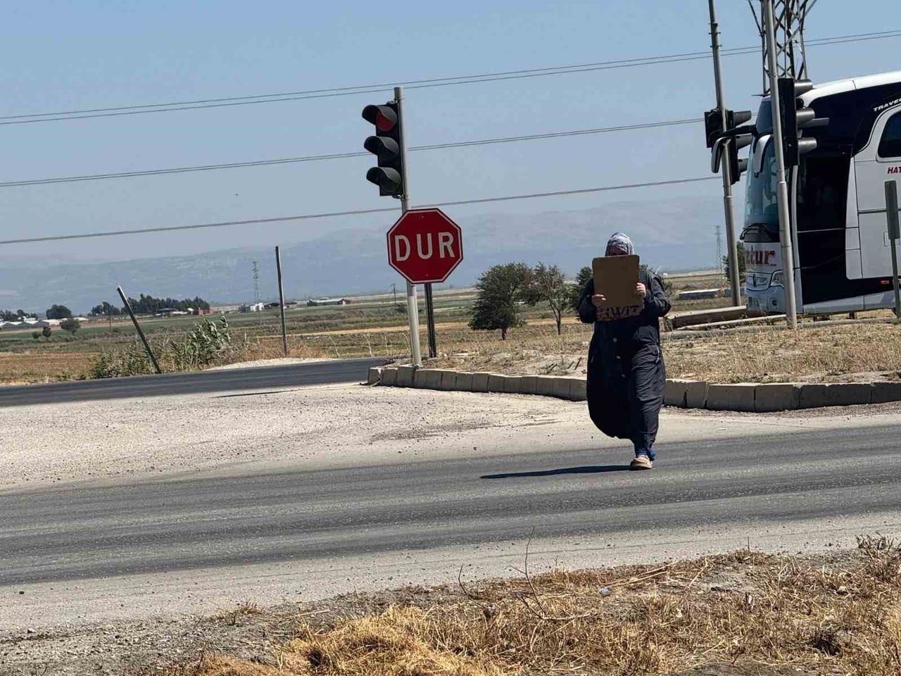HATAY'DA ZABITA EKİPLERİNCE TRAFİK IŞIKLARINDA DİLENEN ŞAHISLARA YÖNELİK GERÇEKLEŞTİRİLEN...