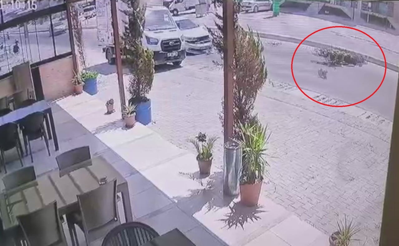 HATAY'IN ANTAKYA İLÇESİNDE PARK YERİNDEN YOLA ÇIKAN OTOMOBİLLE ÇARPIŞAN MOTOSİKLET SÜRÜCÜSÜ HAVADA...