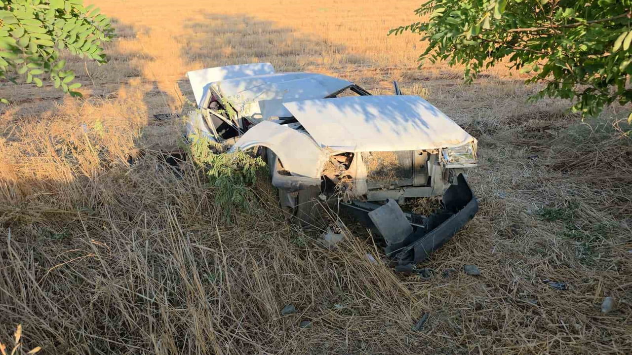 HATAY’DA 2 OTOMOBİLİN ÇARPIŞTIĞI KAZADA ŞARAMPOLE DEVRİLEN TOFAŞ MARKA OTOMOBİL HURDAYA DÖNEREK...