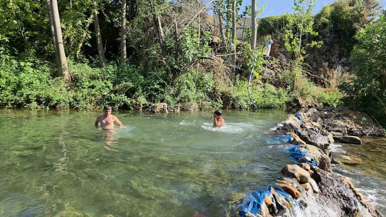 HATAY’DA 40 DERECEYİ BULAN SICAKTA ÇOCUKLAR, DEREDE YÜZEREK SERİNLEDİLER. ARKADAŞLARIYLA BİRLİKTE...
