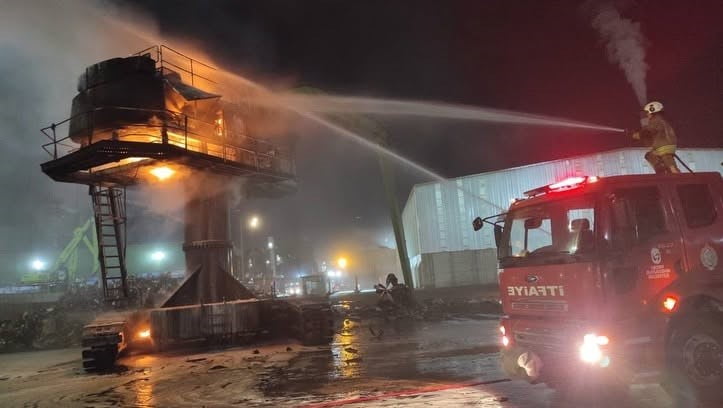 HATAY’DA ALEVLERE TESLİM OLAN VİNÇTEKİ YANGIN İTFAİYE EKİPLERİNİN MÜDAHALESİYLE KONTROL ALTINA...
