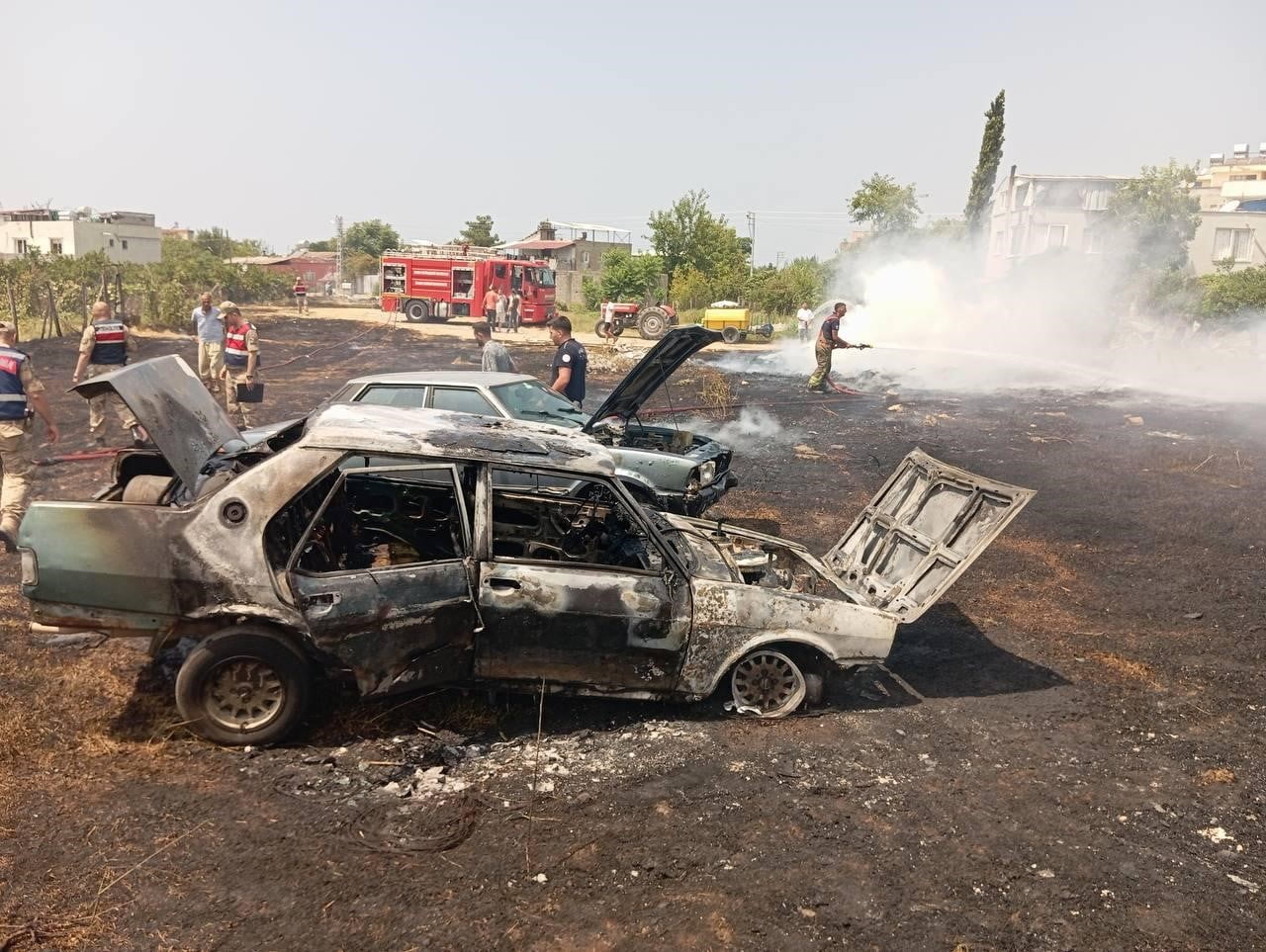 HATAY’DA ALEVLERE TESLİM OLARAK YANAN BAHÇEDE YANGININ İÇERİSİNDE KALAN 2 OTOMOBİL ZARAR...