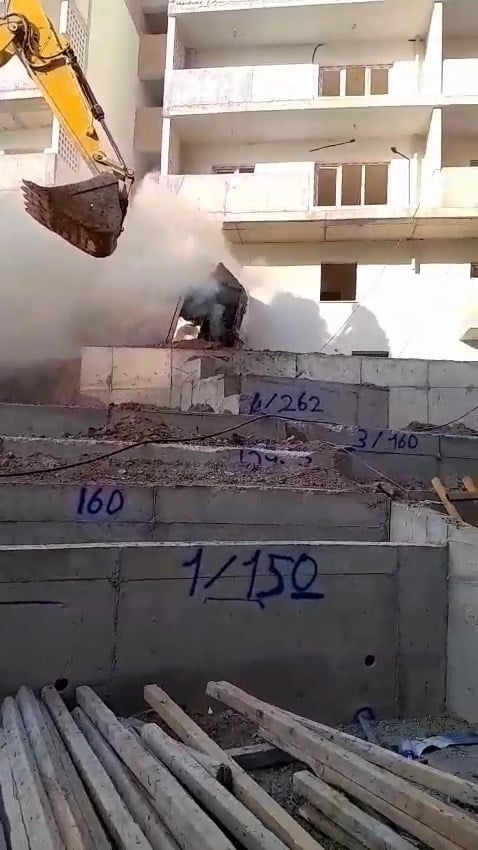 HATAY’DA ALEVLERE TESLİM OLARAK YANAN KEPÇEDEKİ YANGIN, BAŞKA BİR KEPÇENİN ÜZERİNE KUM DÖKMESİYLE...