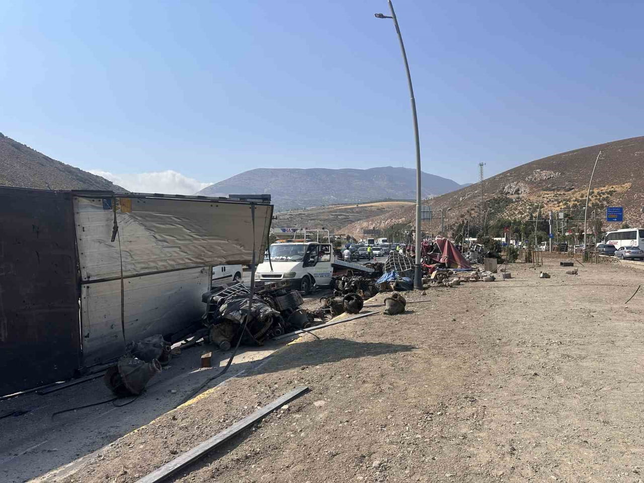 HATAY’DA İŞ MAKİNESİ MALZEMESİ YÜKLÜ TIR, YAŞANAN FREN ARIZASI SONRASI OTOMOBİLE ÇARPARAK...