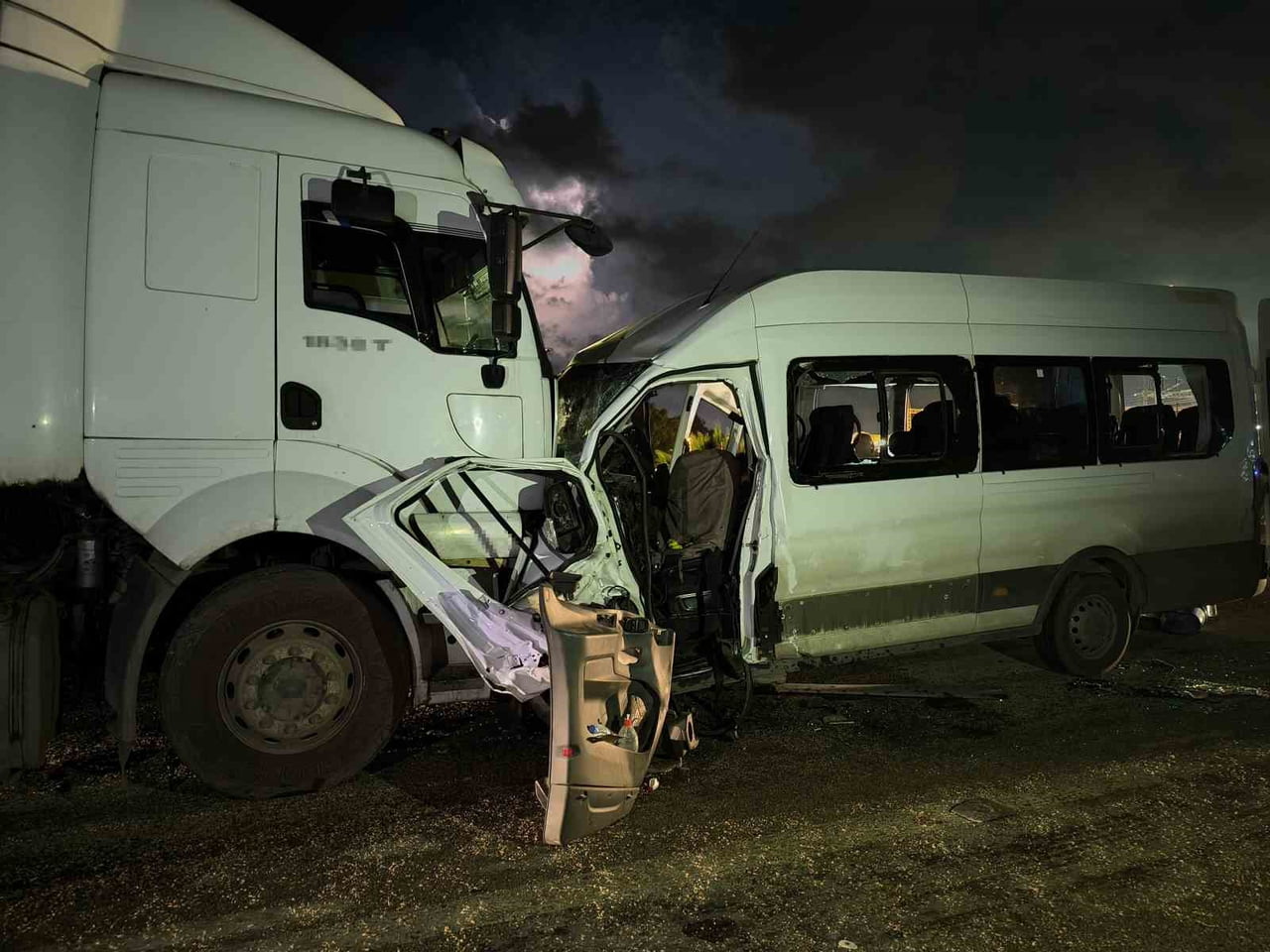 HATAY’DA İŞÇİLERİ TAŞIYAN SERVİS MİNİBÜSÜYLE TIRIN ÇARPIŞMASI SONUCU YAŞANAN KAZADA 1 İŞİ ÖLDÜ, 15...