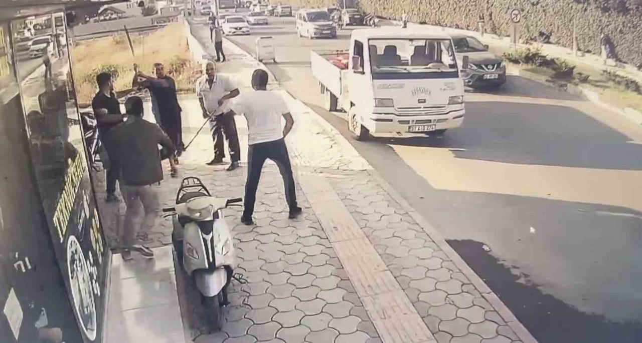 HATAY’DA KİRA YÜZÜNDEN ÇİVİLİ SOPALARLA ÇIKAN KAVGADA 2 KİŞİ YARALANDI.