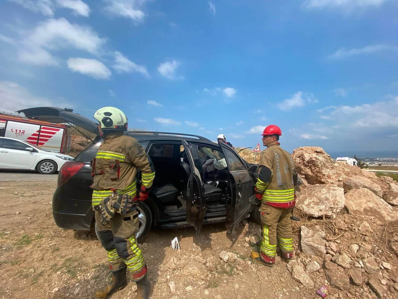 HATAY’DA KONTROLDEN ÇIKARAK KAYALIKLARA ÇARPAN OTOMOBİLİN SÜRÜCÜSÜ YARALANDI.