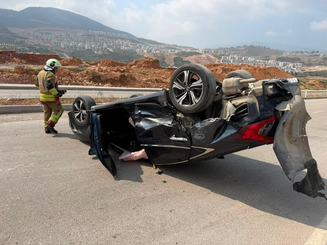 HATAY’DA MİNİBÜSLE ÇARPIŞAN VE TAKLA ATARAK TERS DÖNEN OTOMOBİLDEKİ 4 KİŞİ YARALANDI.