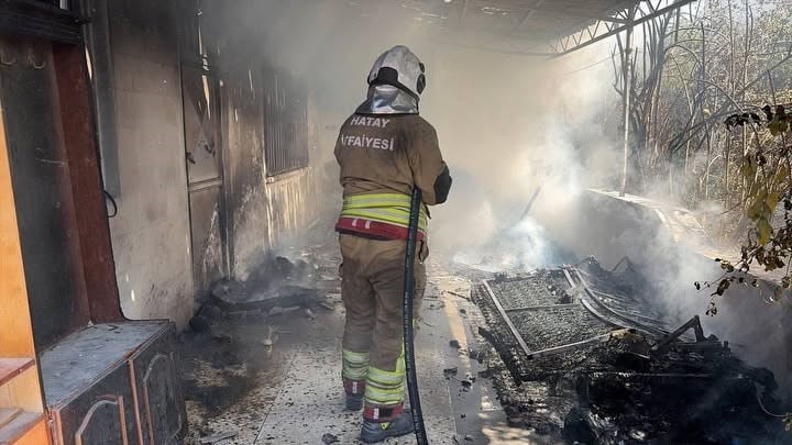 HATAY’DA MÜSTAKİL EVDE ÇIKAN YANGINDA ALEVLER İTFAİYE EKİPLERİNİN HIZLI MÜDAHALESİYLE ÇEVREYE...