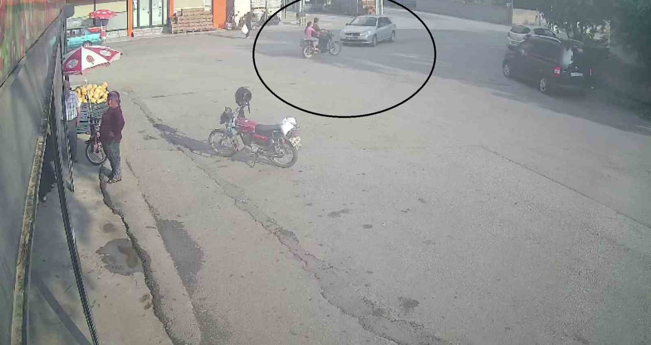 HATAY’DA OTOMOBİLLE ÇARPIŞAN MOTOSİKLETTEKİ 2 KİŞİ YERE SAVULARAK YARALANIRKEN KAZA ANI KAMERAYA...