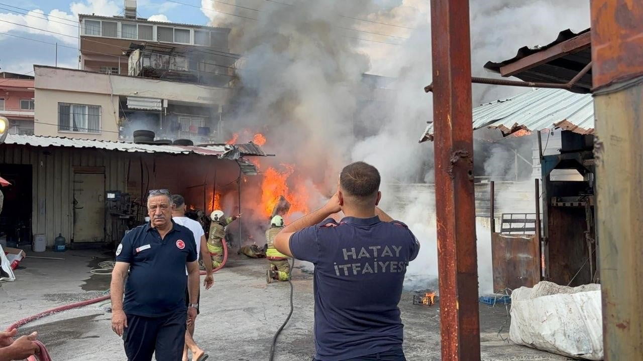 HATAY’DA PLASTİK MALZEMELERİN SATILDIĞI İŞ YERİNDEN YÜKSELEN ALEVLER ÇEVREDE BULUNAN EVLERE...