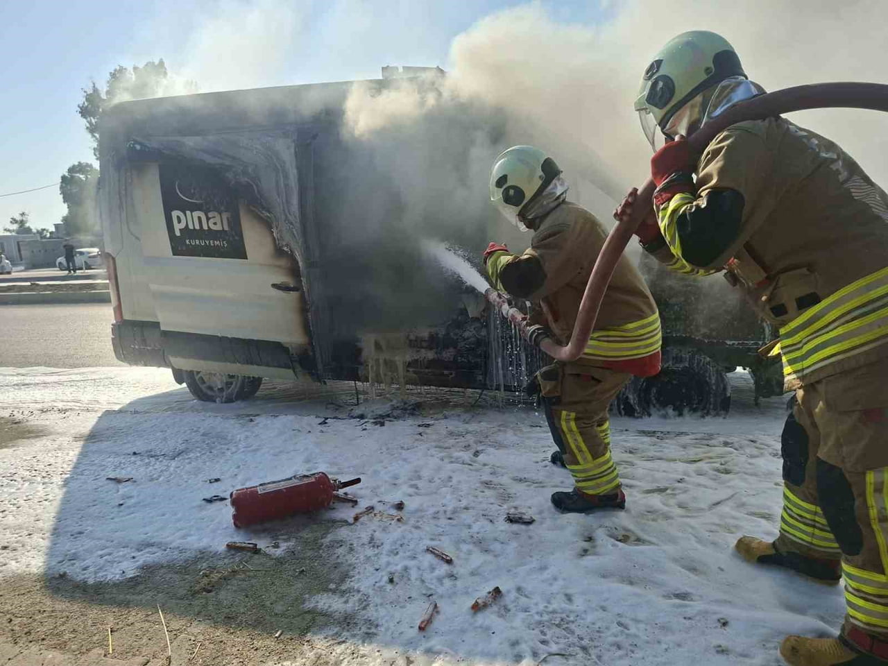 HATAY’DA SEYİR HALİNDEYKEN ALEVLERE TESLİM OLARAK YANAN VE PATLAMALARIN YAŞANDIĞI MİNİBÜSTEKİ...