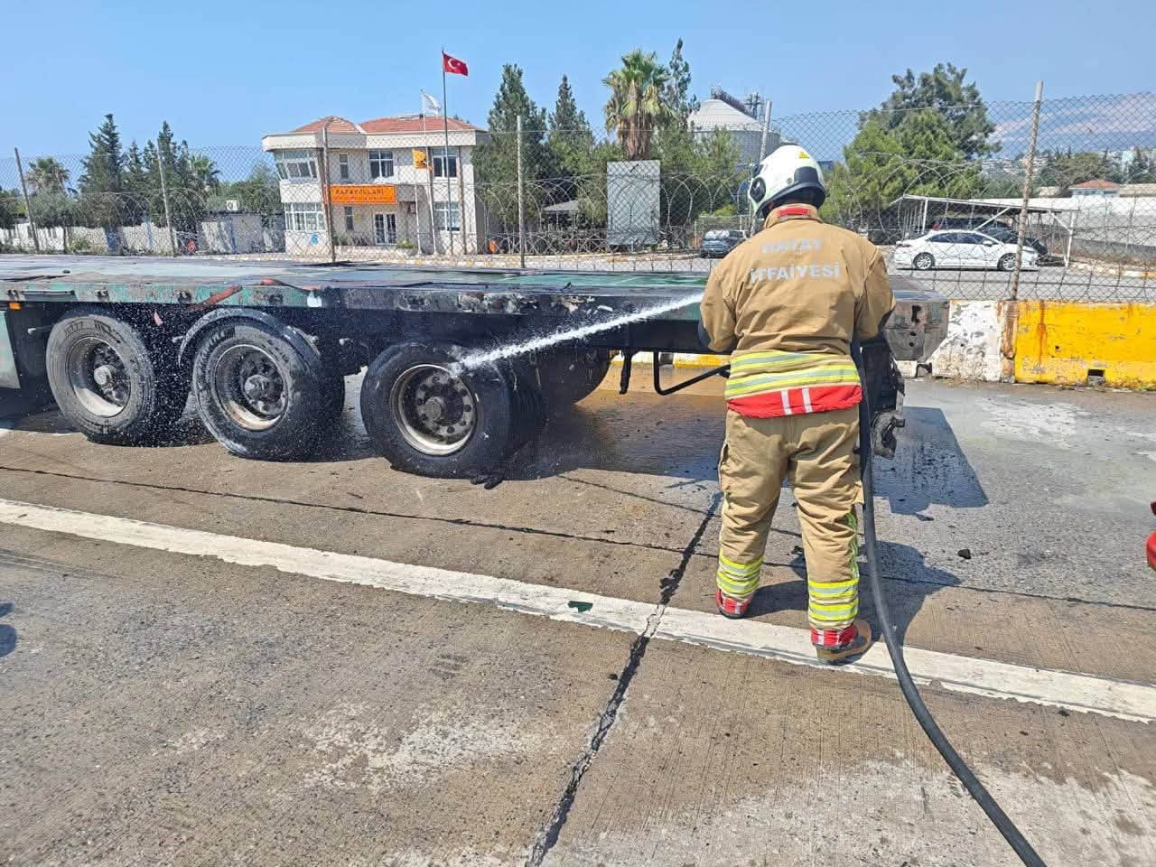 HATAY’DA SEYİR HALİNDEYKEN LASTİĞİNDEN ALEVLER YÜKSELEN TIRDAKİ YANGIN BÜYÜMEDEN...