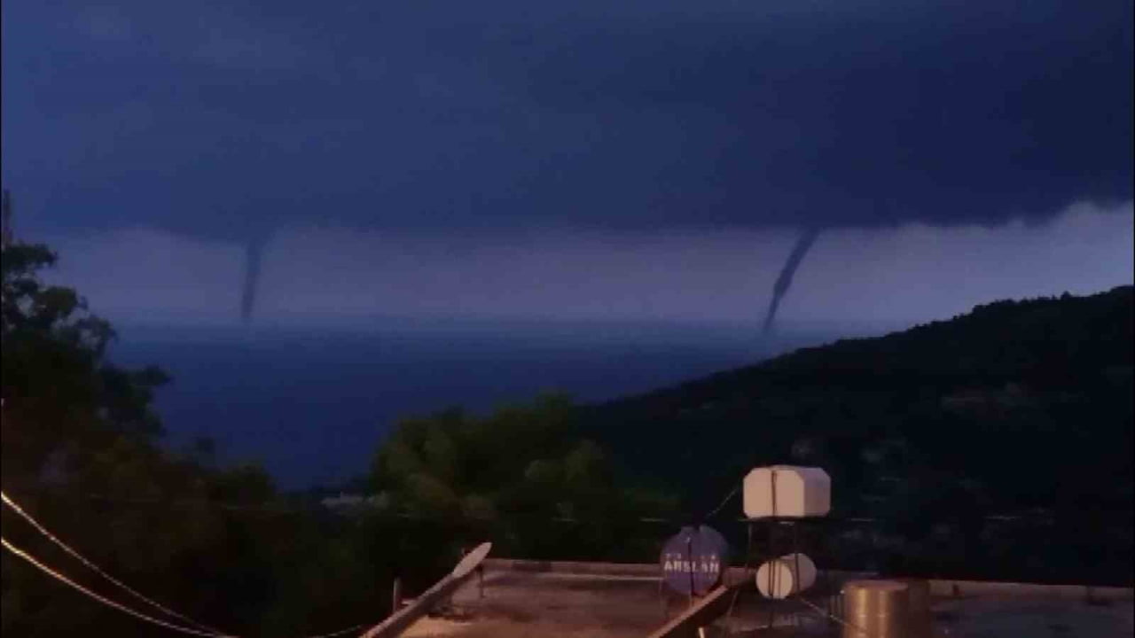 HATAY’DA ŞİDDETLİ YAĞIŞLA BİRLİKTE DENİZDE OLUŞAN 2 HORTUM CEP TELEFONU KAMERASINA...