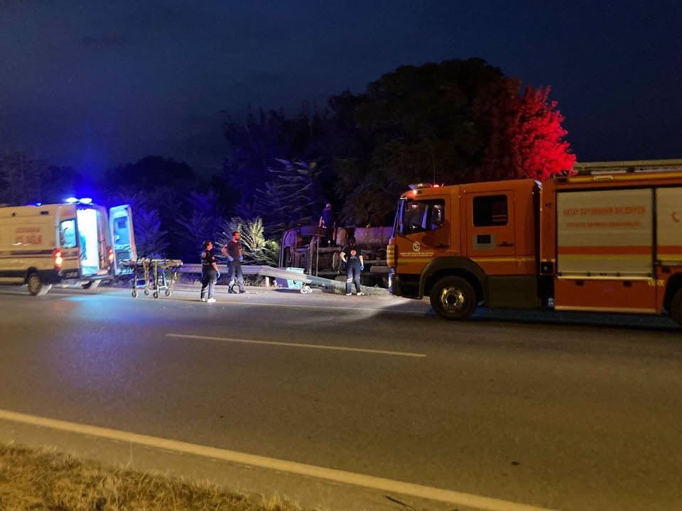 HATAY’DA SÜRÜCÜSÜNÜN DİREKSİYON HAKİMİYETİNİ KAYBETMESİYLE DEVRİLEN TIRIN SÜRÜCÜSÜ...