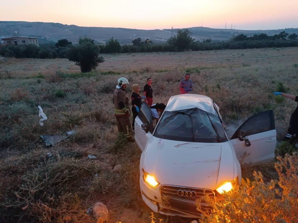 HATAY’DA SÜRÜCÜSÜNÜN KONTROLÜNÜ KAYBETMESİYLE TARLAYA UÇAN OTOMOBİLİN SÜRÜCÜSÜ KAZAYI YARALANMADAN...